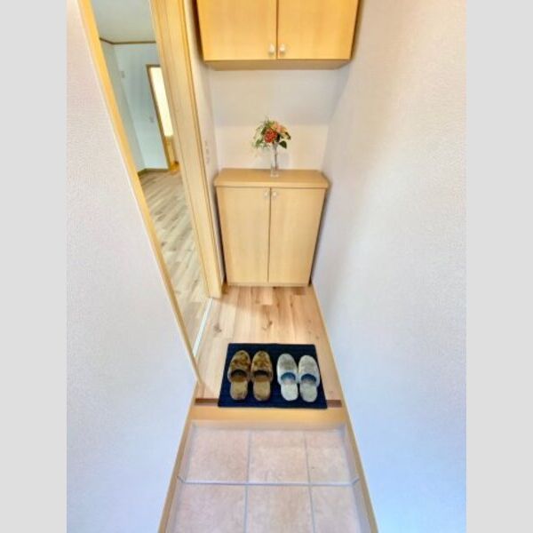玄関　室内写真は別部屋の写真です。