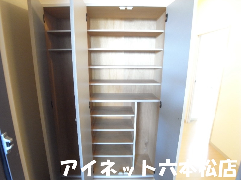 玄関　玄関収納もたっぷり