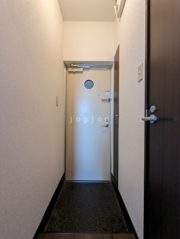 玄関　玄関から直接トイレにアクセス可能です。