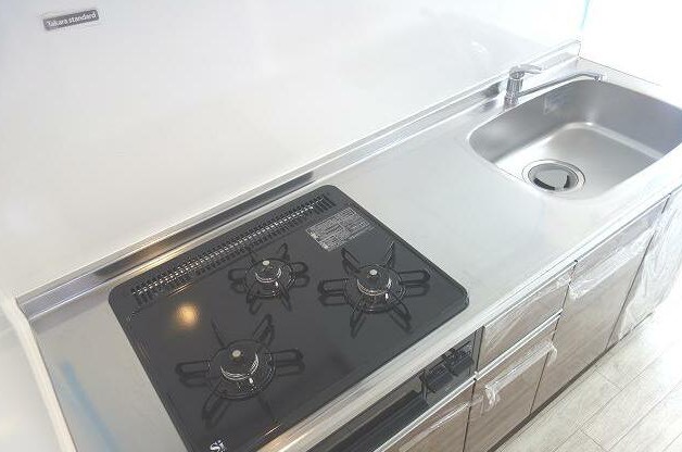 キッチン　グリル付き３口ガスシステムキッチン。