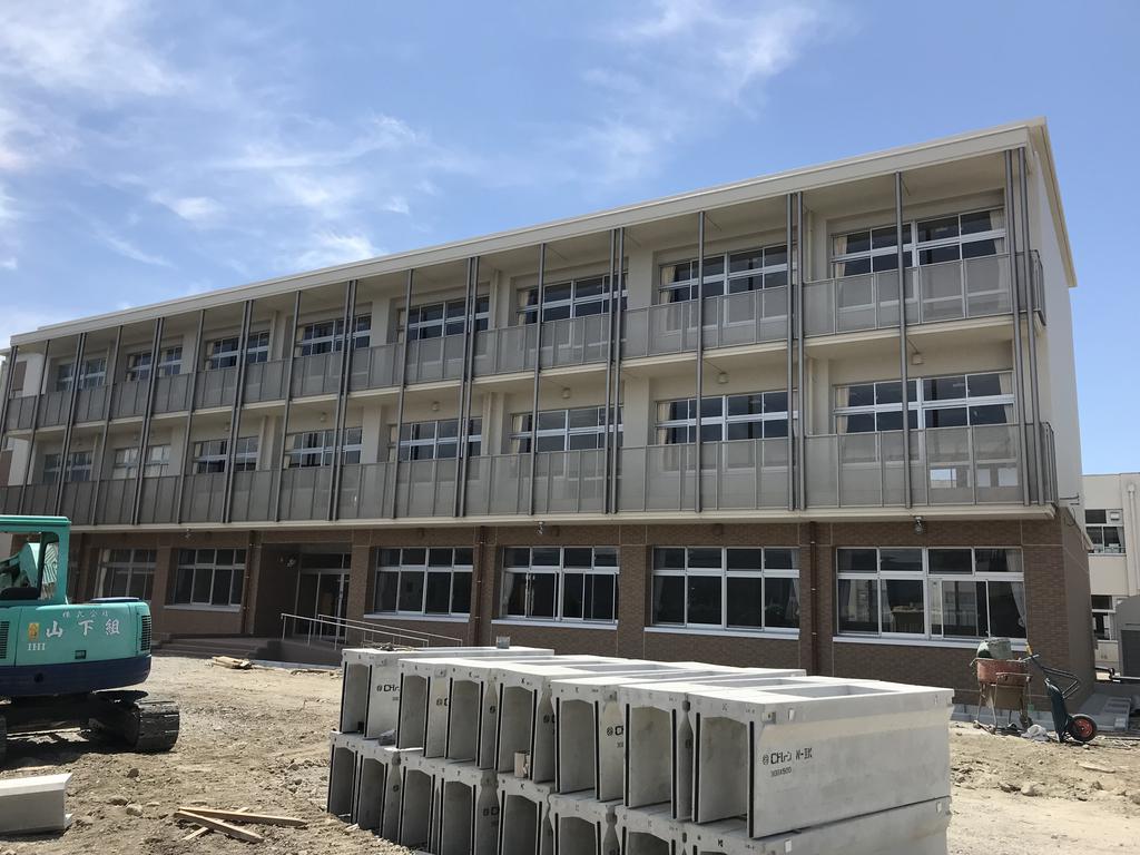 小学校　愛荘町立愛知川東小学校（小学校）まで850m