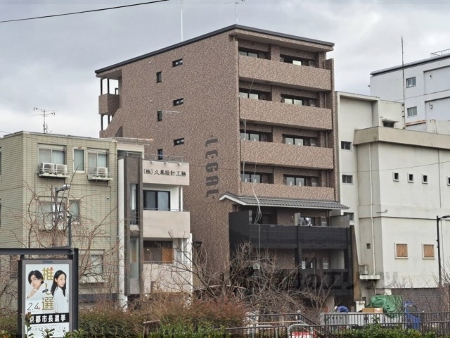 京都市上京区一町目のマンションの建物外観