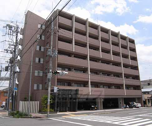 京都市南区東九条明田町のマンションの建物外観