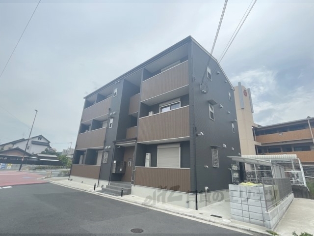 【寝屋川市打上高塚町のアパートの建物外観】