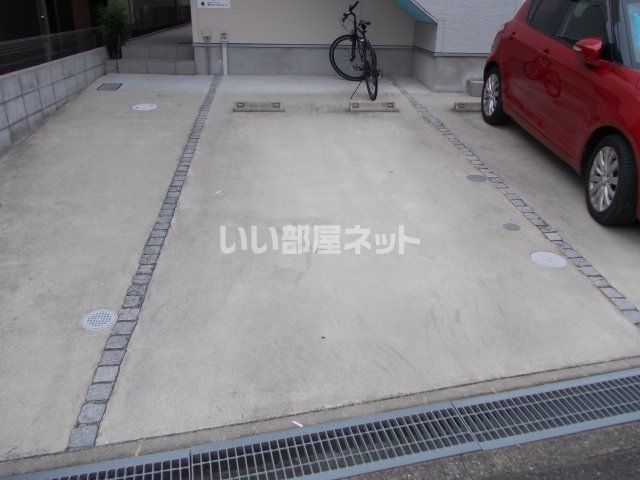 【堺市北区東浅香山町のアパートの駐車場】