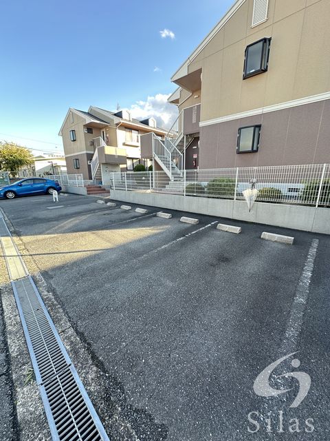 【寝屋川市下木田町のアパートの駐車場】