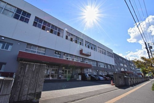 中学校　札幌市立美香保中学校（中学校）まで486m