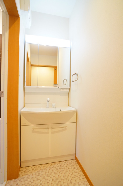 洗面設備　忙しい朝の身支度に便利な独立洗面台付です。