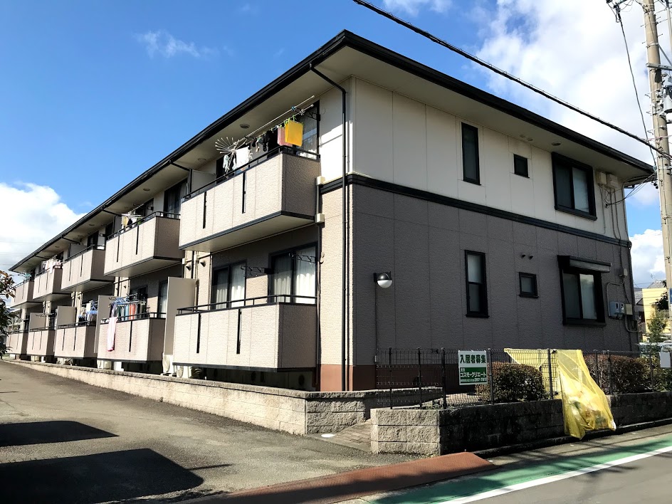 静岡市駿河区中田のアパートの建物外観