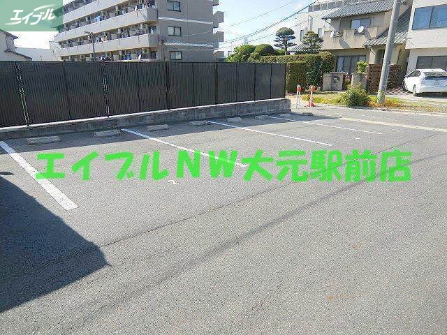 【メゾン中村IIの駐車場】