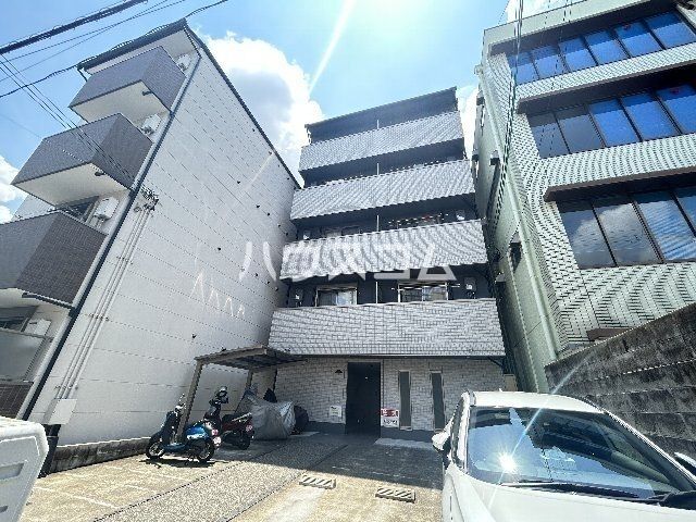 京都市右京区西院太田町のマンションの建物外観