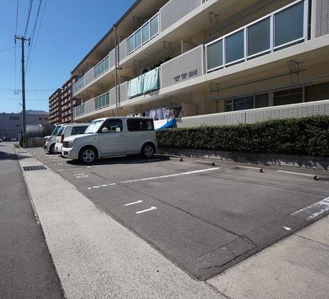 【高松市鶴市町のマンションの駐車場】