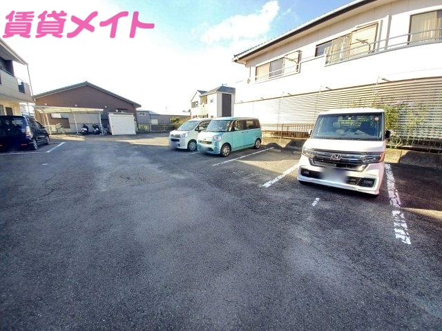 【ハイツルナの駐車場】