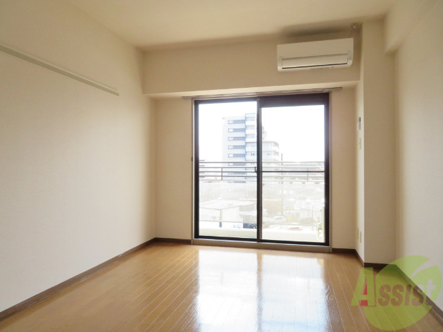 居室・リビング　リビングは、広々していて陽当たりもよさそうですね。