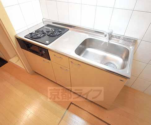 キッチン　キッチンスペースが充分にあるシステムキッチンです。