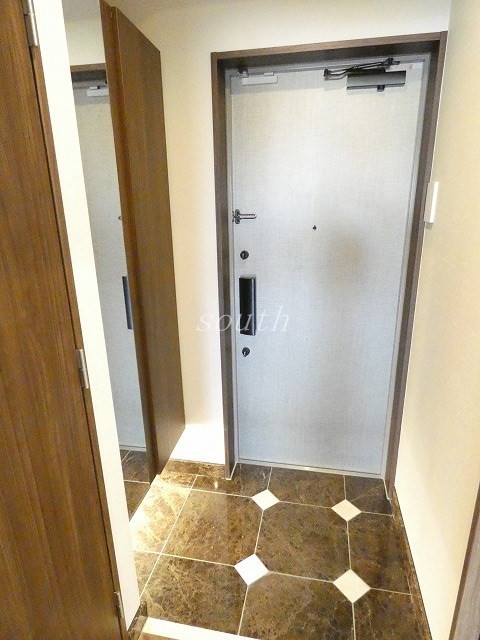 玄関　階数により室内カラーが異なります