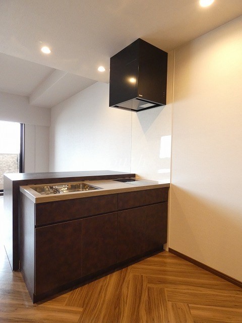 キッチン　階数により室内カラーが異なります