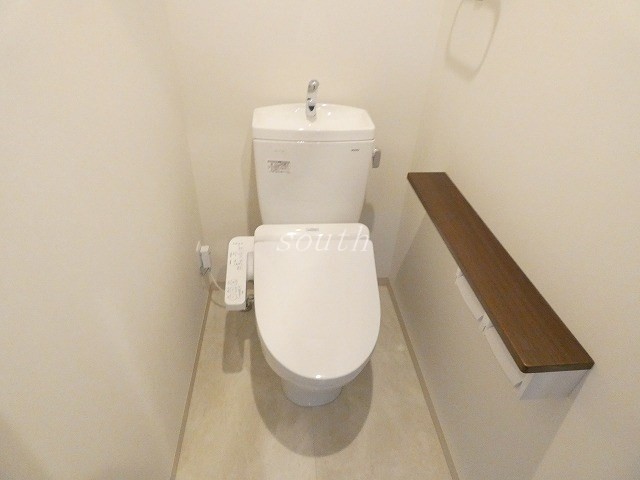 トイレ　階数により室内カラーが異なります