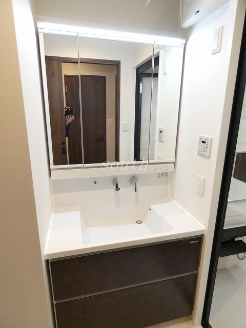 洗面設備　階数により室内カラーが異なります