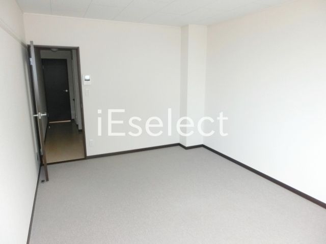 居室・リビング　カーペット式の広々とした洋室