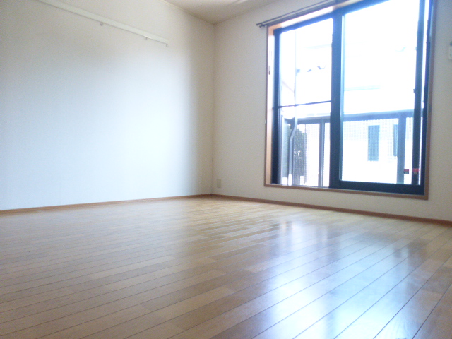 居室・リビング　居室7.5帖　明るい室内