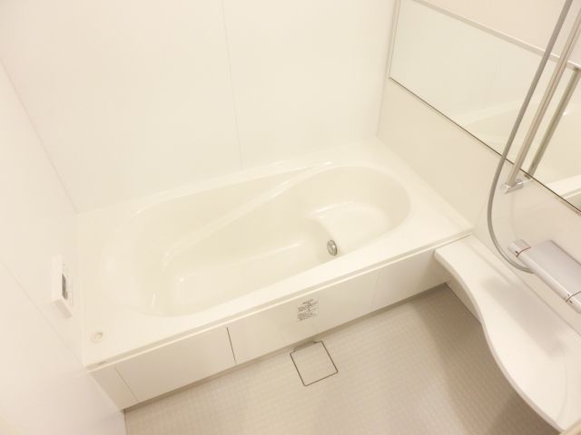 バス・シャワールーム　広いバスルームです