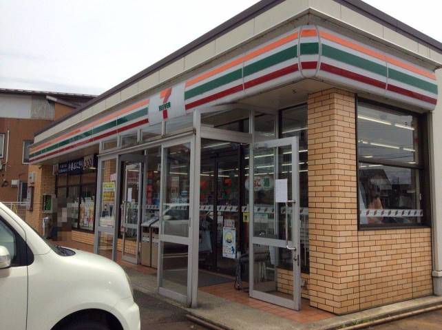 コンビニ　セブンイレブン（コンビニ）まで1042m