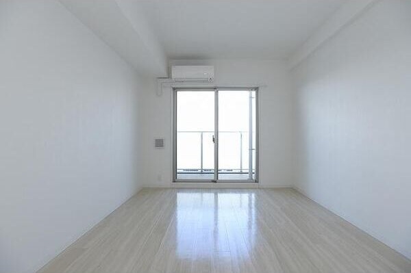 居室・リビング　明るい洋室