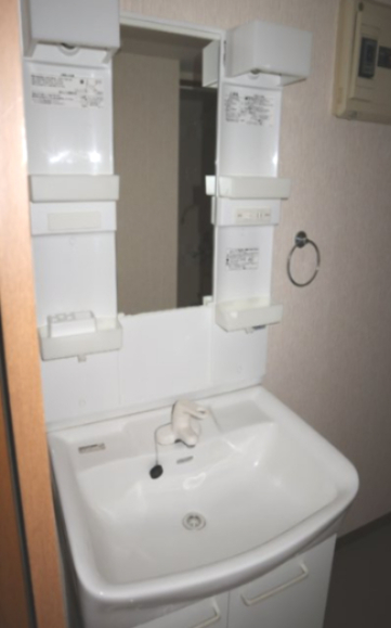 洗面設備　独立洗面台付きです。