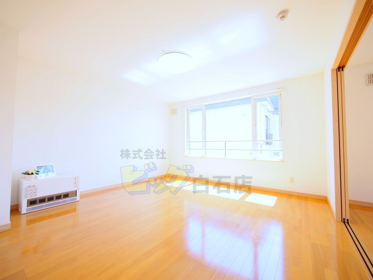 居室・リビング　日当たり良好で明るいリビングです♪