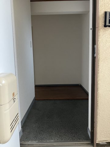 玄関　写真はイメージです。色仕様は現況優先になります。