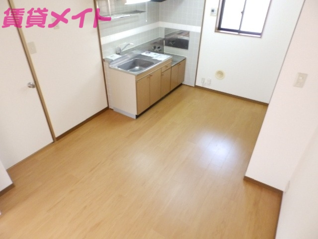 居室・リビング　同物件別室画像