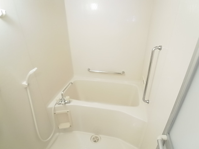 バス・シャワールーム　２人でも十分入浴できる広々なお風呂です