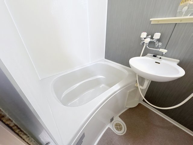 バス・シャワールーム　掲載写真は同型モデルを掲載しており実際のお部屋と仕様等が異な