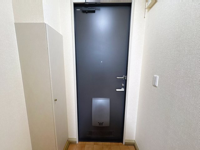 玄関　掲載写真は同型モデルを掲載しており実際のお部屋と仕様等が異な