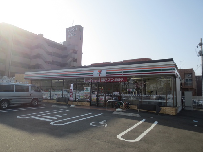 コンビニ　セブンイレブン（コンビニ）まで200m