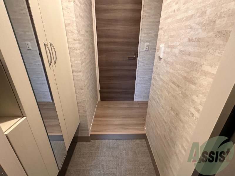 玄関　玄関からは、すぐにお部屋が見えないので安心ですね。