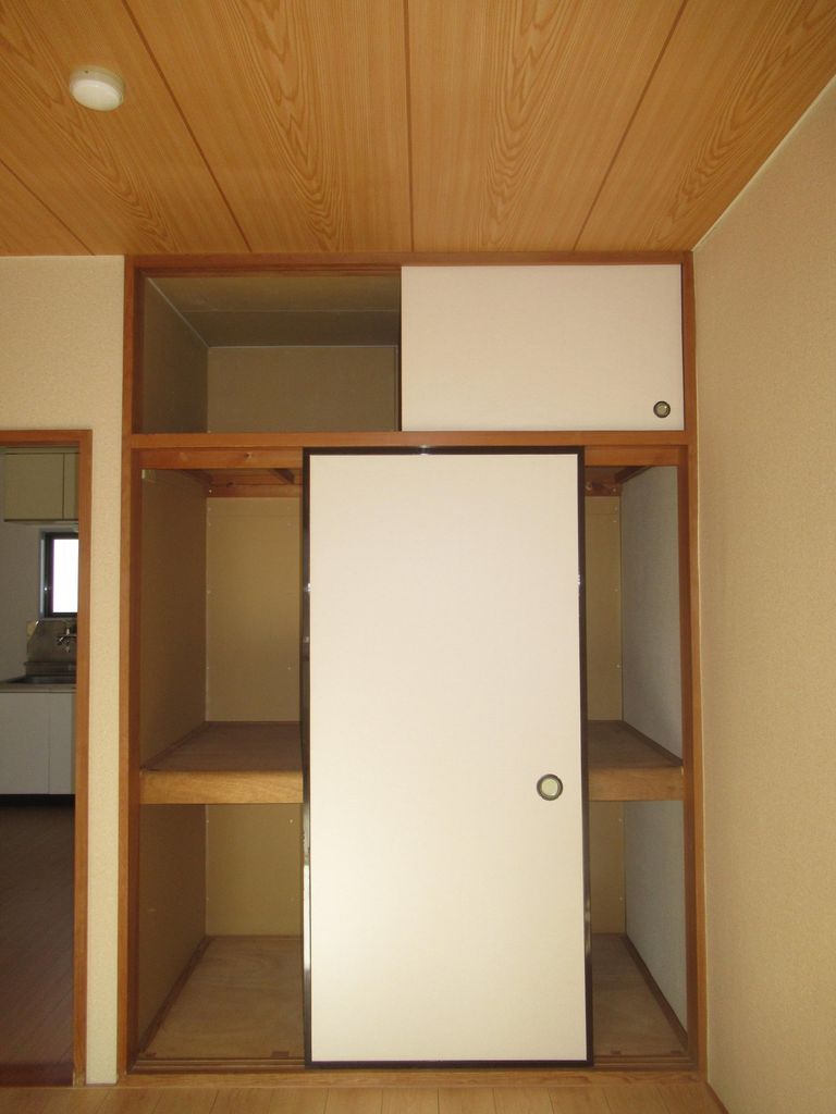 収納　東側洋室押入れ(別部屋参考写真)