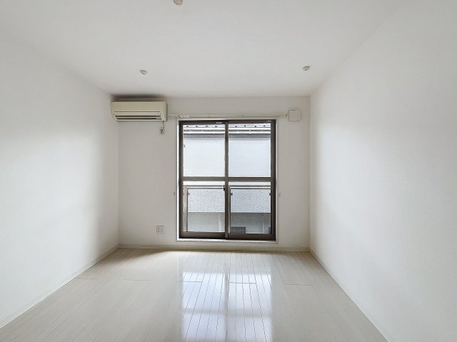 居室・リビング　優しい色合いの床材を使用した居住空間です。