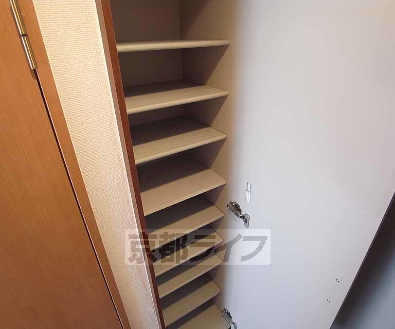 玄関　便利な靴箱です。