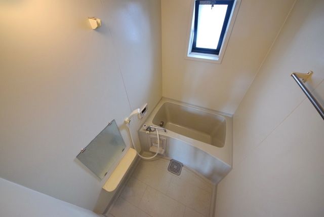 バス・シャワールーム　追い焚き・換気窓あります