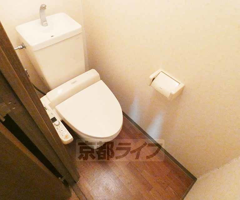 トイレ　ウォシュレット付いてます。