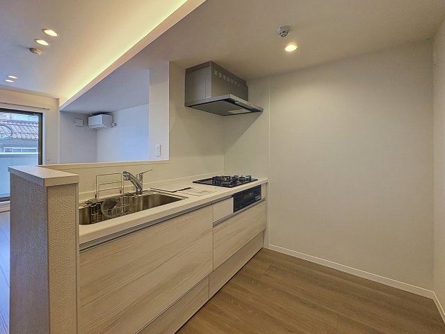 キッチン　掲載写真は同型モデルを掲載しており実際のお部屋と仕様等が異な
