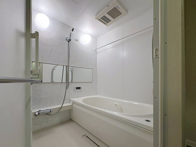 バス・シャワールーム　掲載写真は同型モデルを掲載しており実際のお部屋と仕様等が異な