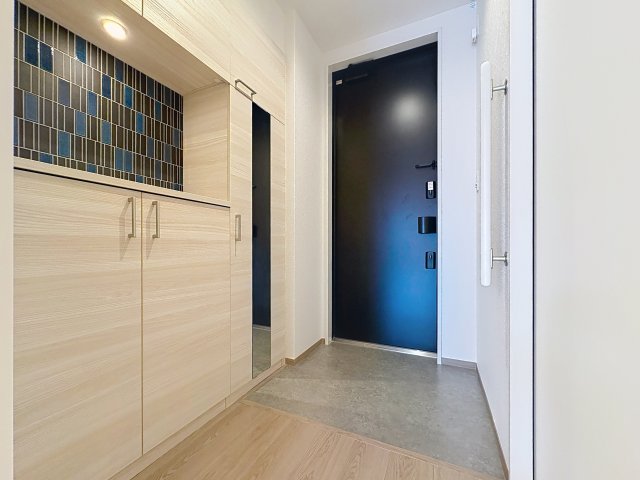 玄関　掲載写真は同型モデルを掲載しており実際のお部屋と仕様等が異な