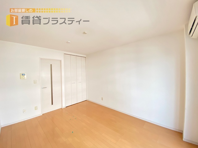 居室・リビング　８帖あれば家具の配置もしやすいですね。