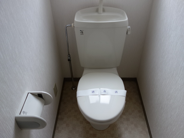 西武有楽町線 新桜台駅 徒歩4分 3階建 築27年のトイレ写真