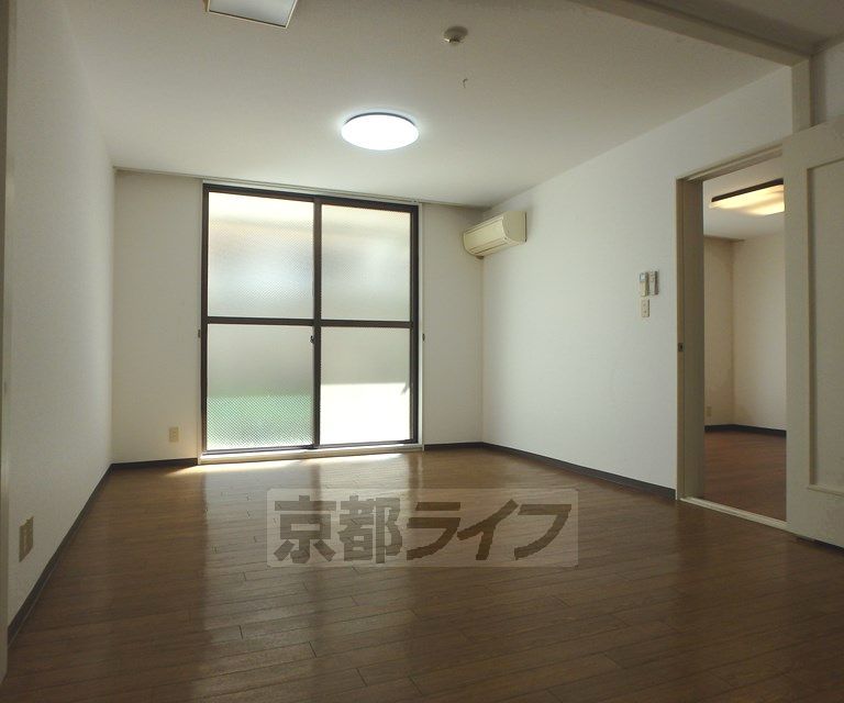 【京都市北区上賀茂菖蒲園町のマンションの居室・リビング】