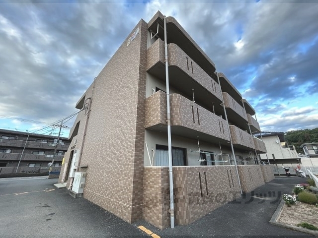 桜井市大字谷のマンションの建物外観