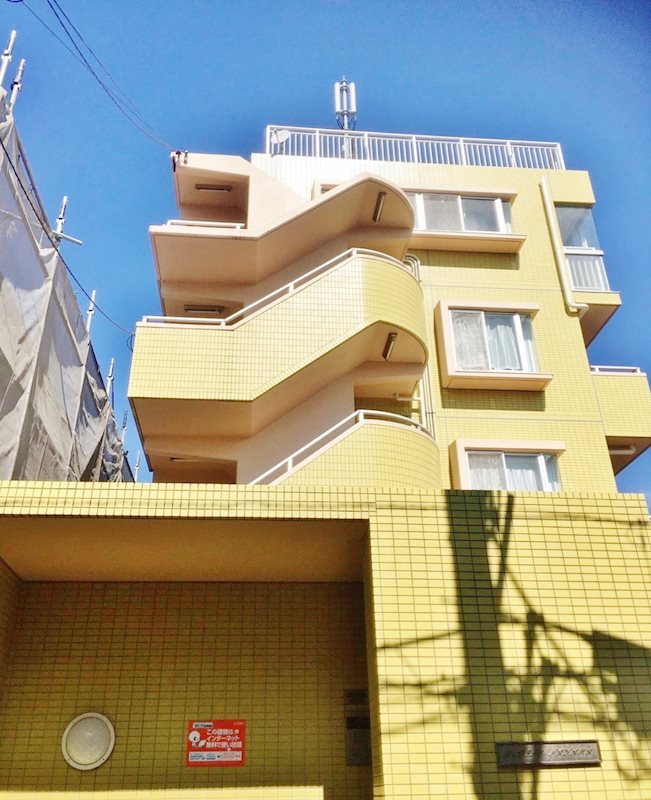 横浜市金沢区平潟町のマンションの建物外観